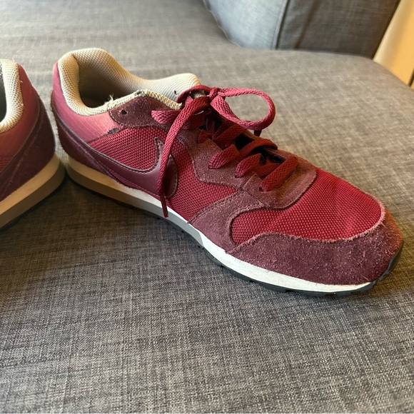 EUC Nike MD Runner 2 sneaker, Colorway: Team Red/Night Maroon, M9.5 / W11 - Picture 7 of 8